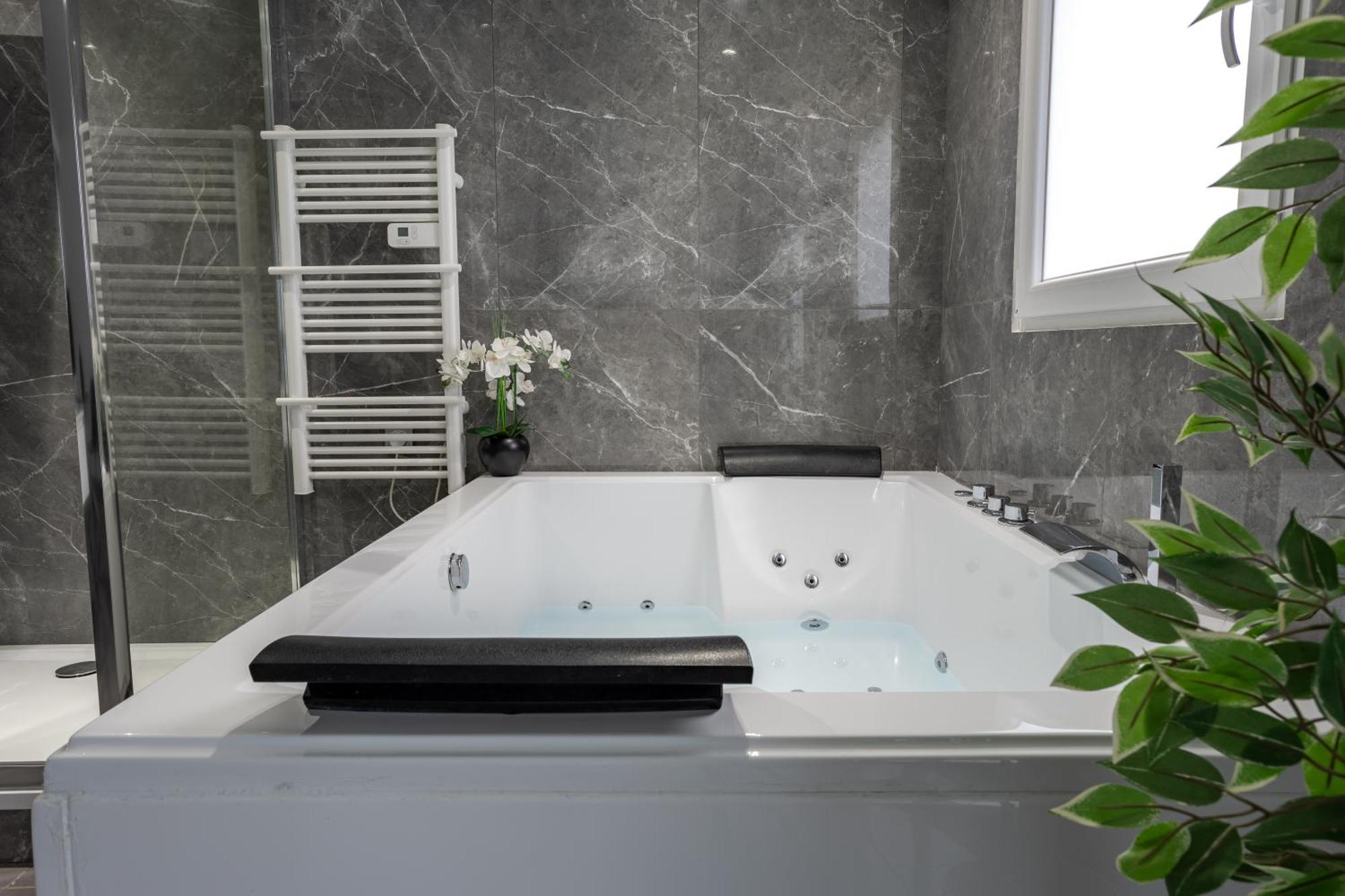 Suite Avec Jacuzzi & Terrasse Savigny-le-Temple Exteriör bild