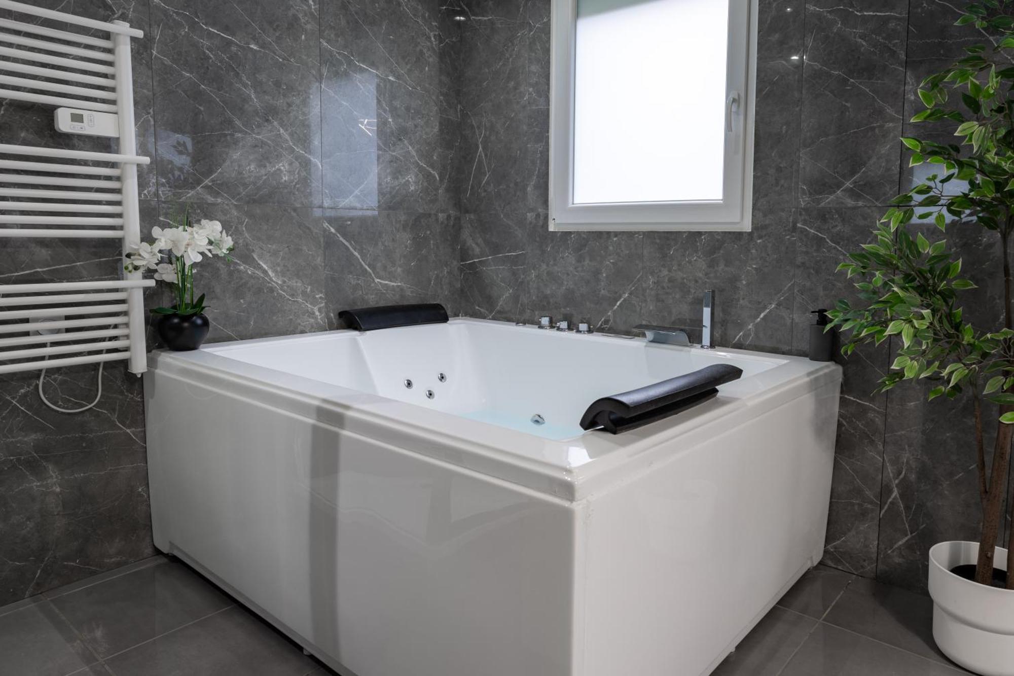 Suite Avec Jacuzzi & Terrasse Savigny-le-Temple Exteriör bild